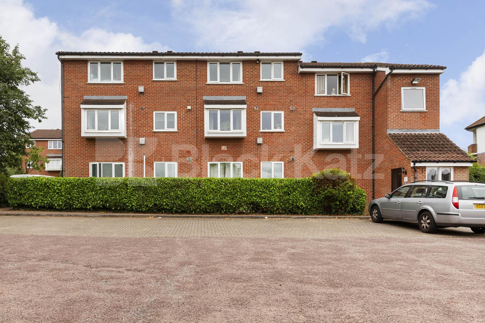 Located within walking distance to Muswell Hill Golf Club and its green spaces Cambridge Gardens, Muswell Hill 